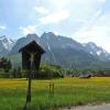 Hinter einer Wiese in Garmisch-Partenkirchen ragt das Wettersteingebirge in die Höhe. Im Raum Garmisch hat am Freitag die Erde gebebt.