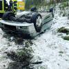 Dieses Auto hat sich am Mittwochnachmittag auf der schneeglatten B2 bei Asbach-Bäumenheim überschlagen. Der Fahrer erlitt Verletzungen.