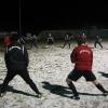 Bei Eis und Schnee wärmen sich die Spieler des TSV Binswangen auf. 23 Spieler waren bei der Einheit vor Ort. Wenn man die vielen „Schattenmänner“ mitzählt, sind es sogar noch Einige mehr.  