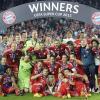 Sieger FC Bayern München posiert mit dem UEFA Super Cup.