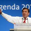 Totengräber des Sozialstaats oder mutiger Rerformer: Der damalige Bundeskanzler Gerhard  Schröder (SPD) reformierte mit der Agenda 2010 Deutschland und stieß mit dem Programm auch in der eigenen Partei auf Protest. Nun feiert ihn die SPD.