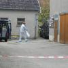 Ein Mitarbeiter der Spurensicherung der Polizei auf einem Hof im Lachinger Ortsteil Suppingen nachdem hier eine 30 Jahre alte Frau ist tot in ihrer Wohnung entdeckt worden war.  	