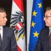 Klappt das mit uns beiden? Bundeskanzler Sebastian Kurz (ÖVP) und sein Vizekanzler Heinz-Christian Strache (FPÖ) werfen sich prüfende Blicke zu.  	 	