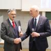 Wolfgang Herrmann, ehemaliger Präsident der TU München und Vorsitzender des Hochschulrats, gratuliert Walter Schober (rechts) zur Wahl als Präsident der THI Technischen Hochschule Ingolstadt.