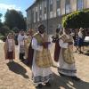 Beim feierlichen Einzug zum Patroziniumsgottesdienst in Holzen freuen sich Kaplan Sanoj (links) und Pfarrer Norman (rechts) über die Anwesenheit von Bischof Jacob Manathodat (dahinter). Rechts ist Chorleiterin Elisabeth Havelka zu sehen, die die Eucharistie mit vielen Sängerinnen und Sängern aus der Pfarreiengemeinschaft musikalisch umrahmten.