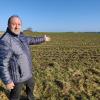 Buchdorfs Bürgermeister Walter Grob vor dem Feld, auf dem ein gut 20 Hektar großer Solarpark gebaut werden soll. Am Sonntag stimmen die Bürger ab, ob das Projekt verwirklicht wird.