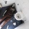 Drogennotfall in einer Toilette: Auch das zeigt die Austellung im BeTreff in Augsburg.