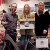 Der Lions-Adventskalender ist in vielen Geschäften, unter anderem bei Rewe Lischka, erhältlich. Das Bild zeigt von links Markus Lischka, die Künstlerin Leonie Morski und Dr. Silke Ackermann, Past-President des Lions Clubs.  	