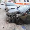 Quer zur Straße blieb eine 62-Jährige nach einem schweren Unfall in Monheim stehen. Zuvor hatte der Wagen einen anderen Pkw geramm.