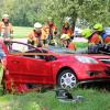 Bei Tiefenbach ist eine Autofahrerin nach einem Unfall in ihrem Fahrzeug eingeklemmt worden. Rettungskräfte eilten ihr zu Hilfe.