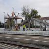 Am Sendener Bahnhof werden derzeit erste Teile der Fußgängerbrücke über die Gleise montiert. Weitere Bauteile kommen am 14. Oktober per Schwertransporter.