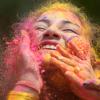 Millionen Menschen konnten sich in Indien inzwischen aus der Armut befreien. Unser Bild zeigt ein Mädchen, das beim traditionellen Holi-Fest in Indien mit Farbpulver besprüht wird.   