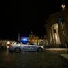 Ein italienisches Polizeiauto fährt am späten Abend vor dem Petersplatz im Vatikan vorbei.