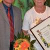 Der Vorsitzende des Gartenbauvereins Gablingen, Josef Fink, gratulierte Marianne Bahr zur Ehrenmitgliedschaft und überreichte ihr die Schmuckurkunde zur Ernennung. 	