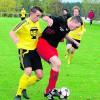 Der Mindelheimer Lukasz Glok (links) und der Kirchheimer Dominic Böck (rechts) lieferten sich in dieser Szene einen rassigen Zweikampf um den Ball. Am Ende trennten sich die beiden Spitzenteams der Kreisklasse mit 3:3. Foto: Erich Wörishofer