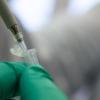 Ein Forscher zeigt, wie ein PCR-Test für die Analyse und Untersuchung auf Mutationen des Coronavirus vorbereitet wird.