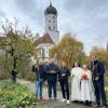 Im Kloster Wettenhausen soll ein Biodiversitätszentrum entstehen. Darauf freuen sich (von links) Hubert Hafner, Bürgermeister Thorsten Wick, Landtagsabgeordnete Jenny Schack, Priorin Sr. Theresia, Sr. Amanda und Landrat Hans Reichhart.