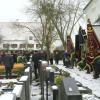 Unter großer Anteilnahme der Bevölkerung und einstiger Weggefährtinnen und Weggefährten wurde Rehlings Altbürgermeister Fritz Höß auf dem Rehlinger Friedhof beigesetzt. Zum Lied vom guten Kameraden senkten sich am Grab die Fahnen.