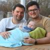 Christian (links) und Andreas Toth können nach einer langen Reise ihr Kind Theo in den Armen halten.