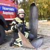Feuerwehrmann Friedhelm Bechtel zeigt die Überreste eines gefährlichen Einsatzes: Bei einem Brand in Lechhausen explodierte im Oktober diese Gasflasche. 