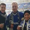 Familienausflug in die Veltins-Arena: Schalke-Anhänger Ralf Palfy (Mitte) mit seinem Sohn Patrick (links) und dessen Freundin Melissa (rechts).