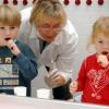 Hildegard Markwart hat vielen Kindern im Landkreis gezeigt, wie man richtig Zähne putzt – wie auf unserem Foto aus dem Jahr 2008. 	