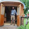 Dominik Schuster baut einen alten Schaustellerwagen in ein Tiny House um.