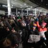 Protest gegen Trump: Wie hier auf dem Chicago O’Hare International Airport demonstrierten auf vielen Flughäfen Bürger gegen die vom US-Präsidenten verhängten Einreiseverbote. 	 	