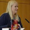 Danica Christin Srownal liest in der voll besetzten Aula des SKG aus ihrem Science-Fiction-Roman „And Mars Shall Rise” und berichtet über die Entstehungsgeschichte.