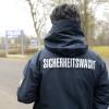 An ihren Jacken erkennt man die Mitglieder der Sicherheitswacht, die im Kreis Günzburg auf Streife gehen.