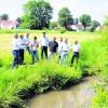 Ausreichende Uferstreifen tragen dazu bei, dass sich die Gewässer naturnah entwickeln können. Bei einer Fachtagung in Friedberg besichtigten die Teilnehmer Beispiele aus der Praxis. Foto: Wasserwirtschaftsamt