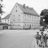 Das bis 1953 als Rathaus dienende Gebäude an der Gögginger Butzstraße wurde 1969 abgebrochen. 