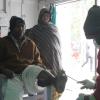 Ein Mann bekommt in der Lepra-Kolonie "Dorf der Hoffnung" in Delhi seine Wunden desinfiziert und verbunden.  Rund 200.000 Menschen pro Jahr infizieren sich mit der Krankheit.