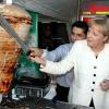 Angela Merkel 2008 in einem Döner-Laden in Berlin.