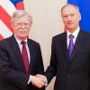 Nikolai Patruschew (rechts), der Sekretär des Sicherheitsrats der Russischen Föderation, empfängt den US-Sicherheitsberater der Trump-Regierung, John Bolton.