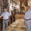 Kirchenpfleger Wilhelm Knoll (links) sowie Pater Joji erklären, welche Sanierungsarbeiten in der Kirche St. Martin anstehen.  	
