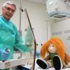 Am Beispiel von Puppe Luzie, die kleinen Patienten die Angst nehmen soll, führte Chefarzt Dr. Albert Bauer die neue Röntgenanlage am Friedberger Krankenhaus vor. 