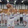 Spielführerin Antonia Kurz präsentiert mit ihrer Mannschaft das Trikot "Wir alle sind Augsburg", das die Basketball-Teams des TSV Schwaben künftig tragen werden. 