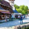 An allen Wochenenden im Juli findet auf Schloss Kaltenberg wieder ein Sommermarkt statt. Während die Ritter noch pausieren müssen, bieten Fieranten auf dem Gelände ihre Waren feil.  	