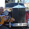 Eric Nadeau ist mit 42 Jahren der Oldie beim Eishockey-Landesligisten EV Füssen. Hier posiert der Stürmer mit einem Rolls Royce Silver cloud II, Baujahr 1961, vor dem Schloss zu Hopferau. 