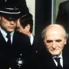 Der Angeklagte Klaus Barbie wird in Handschellen in den Gerichtssaal geführt. Im Justizpalast von Lyon in Frankreich begann am 11.5.1987 der Prozess gegen den ehemaligen Gestapochef der Stadt. 1983 wurde er wegen Verbrechen gegen die Menschlichkeit zu lebenslanger Haft verurteilt.