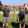 Alfred Waltenberger und sein Sohn Martin mit den Rössern Sangria und Dubai. Statt auf dem „Rappenbauer“-Hof in Rammingen wären alle vier heute viel lieber in München und würden des Festzug zum Oktoberfest anführen. 