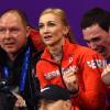 Bei der Wertung jubelten Savchenko und Massot mit ihrem Trainer Alexander König (l).