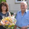 Blumen für den Blumenfreund: Zweite Bürgermeisterin Gabriele Weikmann-Kristen gratuliert Anton Raible zum 95.Geburtstag. 