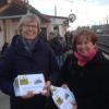 Verteilten Teebeutel am Gablinger Bahnhof: Von links: Christine Unglert, Christine Grieshaber. 	