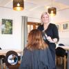 Haarschnitt für Bedürftige: Die Friseurin Ruzica Madunic aus dem Salon Giovanni bietet beim Bürgernetzt Friedberg einen kostenlosen Haarschnitt für Bedürftige an.