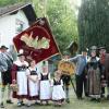 In Miesbacher Gebirgstracht (links), in Schwäbischer Tracht (ganz rechts) und mit der Fahne mit der höchsten Fahnenspitze: Der Heimat- und Volkstrachtenverein Untermindeltaler aus Burgau feiert sein 100-jähriges Bestehen. Auf dem Bild von links: Karl Bader, Maria Huber, Lina, Sofia, Paula und Hannes von der Jugend sowie der Vorsitzende Martin Kramer, Helga und Bernhard Abler und Helga Bolg.