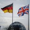 Die Flaggen von Deutschland und Großbritannien wehen für König Charles III. vor dem Reichstagsgebäude.