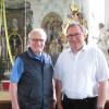 Abschluss der Renovierung der Kirche St. Michael: Darüber freuen sich Stadtpfarrer Josef Baur (rechts) und Koordinator Ferdinand Guggenmos. 