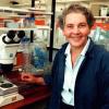 Christiane Nüsslein-Volhard steht an ihrem Arbeitsplatz im Max-Planck-Institut in Tübingen. Das Foto ist aus dem Jahr 1995, als sie Nobelpreis für Medizin erhielt. 